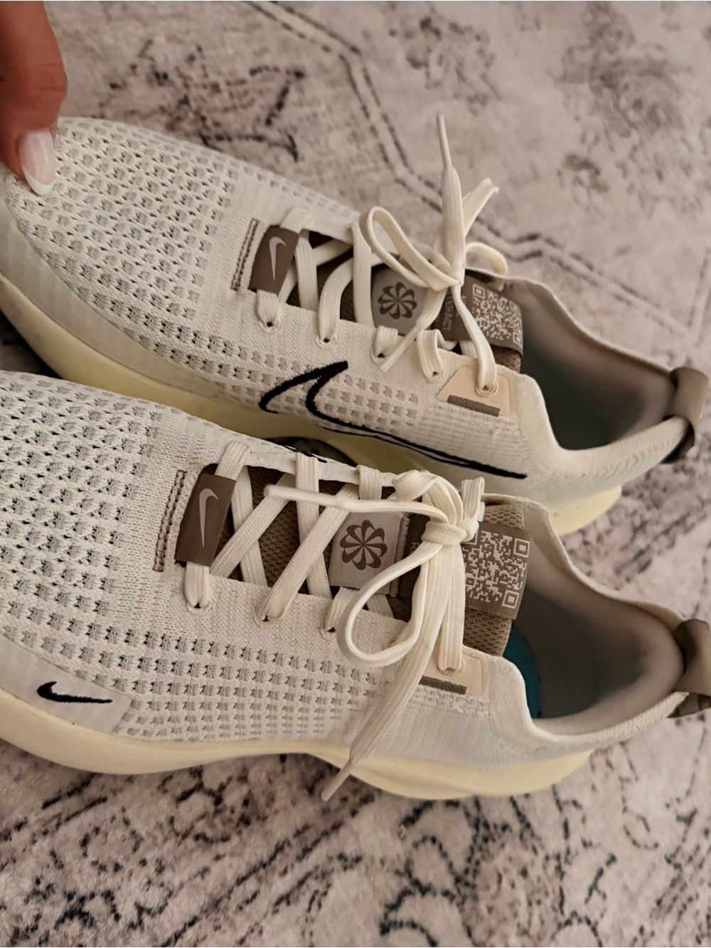 Nike Men’s White Athletic Running Shoes with Black Swoosh